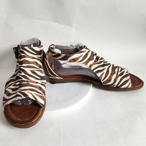 Blowfish Malibu Sandals Size 10 Zebra Print Boho Vegan Open Toe Brown Flat Boho